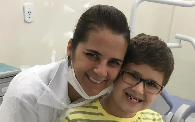 Dra. Janaína Nunes com um paciente no consultório