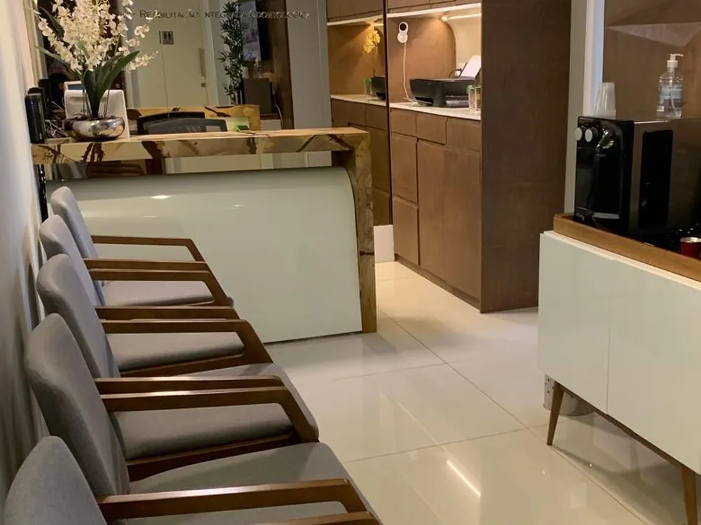 Recepção do consultório com cadeiras e café