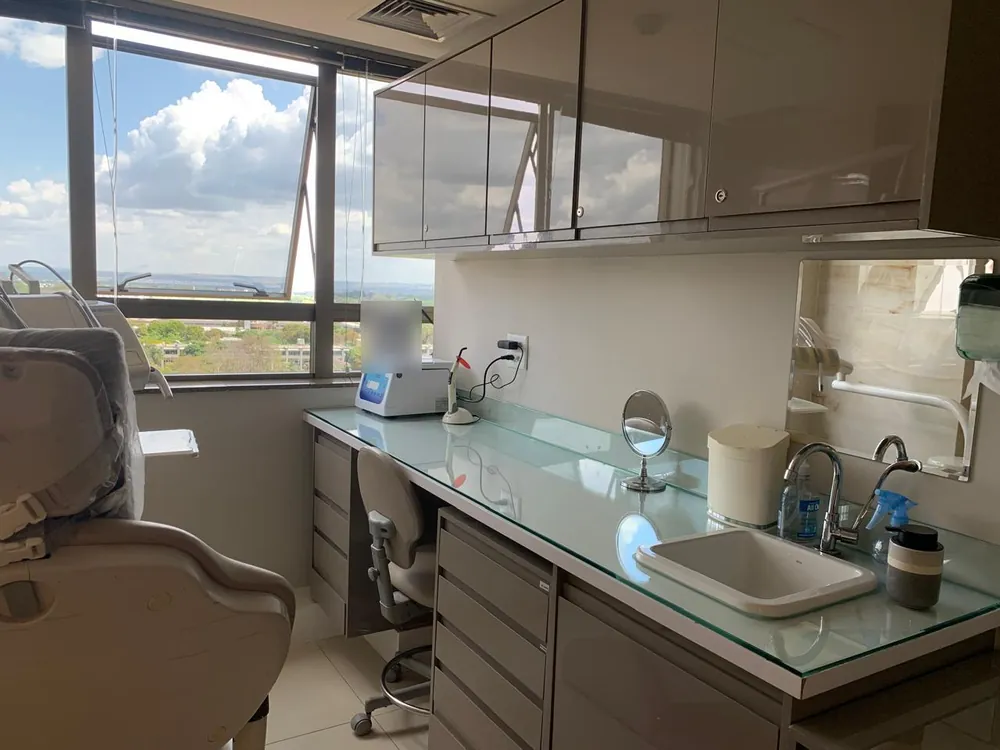 Bancada da sala de atendimento com vista de Brasília