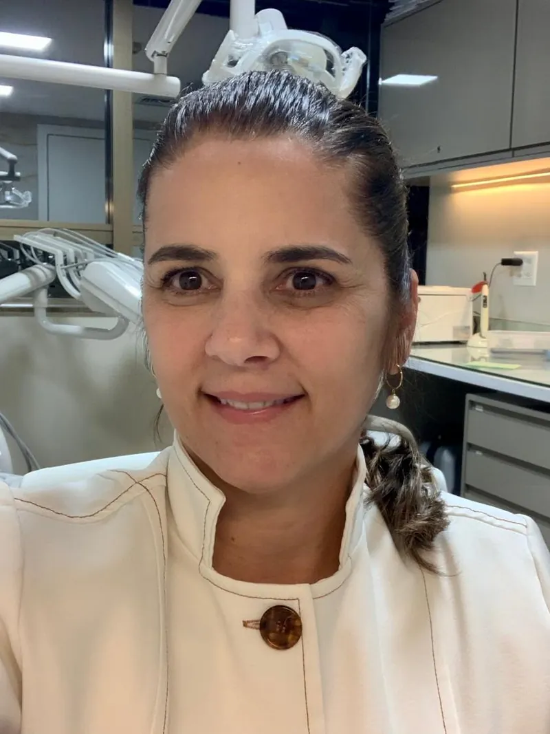 Dra. Janaína Nunes no consultório