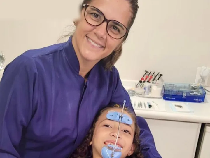 Dra. Janaína Nunes com uma paciente usando aparelho no consultório